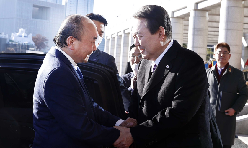 Tổng thống Yoon Suk-Yeol bắt tay, chào đón Chủ tịch nước Nguyễn Xuân Phúc. Ảnh: TTXVN