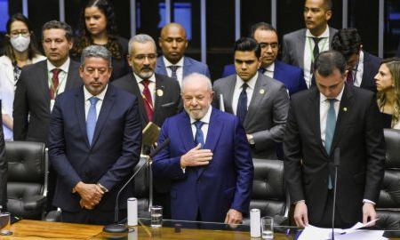 Ông Lula (giữa) tuyên thệ nhậm chức.