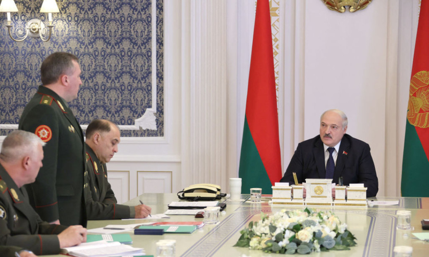 Tổng thống Alexander Lukashenko chủ trì một họp với các quan chức quân sự.