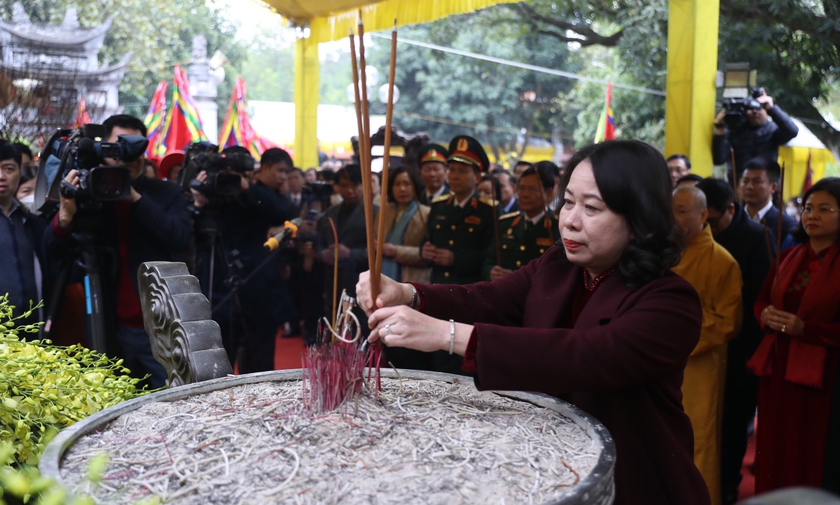 Quyền Chủ tịch nước Võ Thị Ánh Xuân dâng hương tại Khu di tích quốc gia đặc biệt đền Hai Bà Trưng.