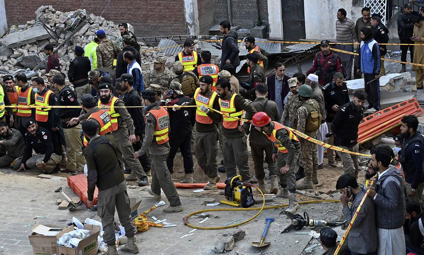 Lực lượng chức năng Pakistan tại hiện trường vụ việc.