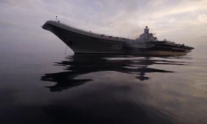 Tàu sân bay Đô đốc Kuznetsov của Nga trong vụ cháy năm 2019.