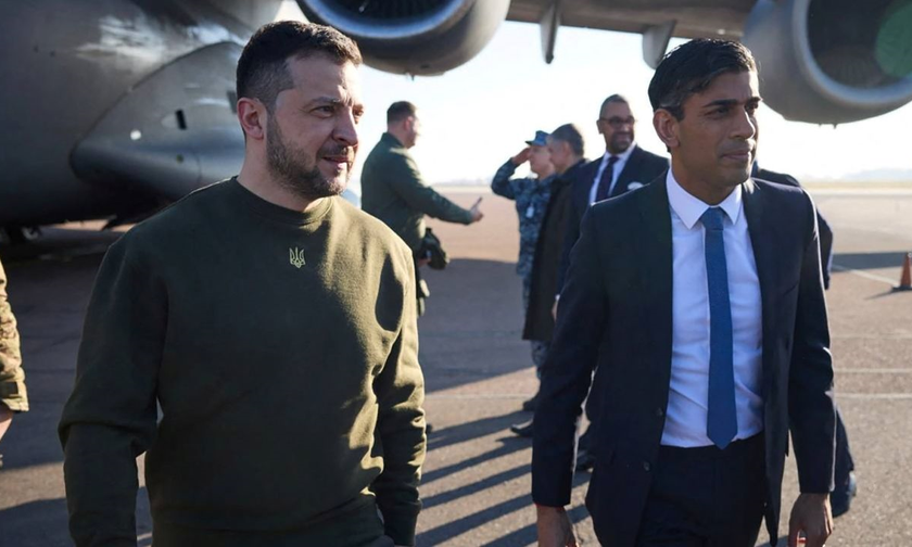 Tổng thống Ukraine Zelensky và Thủ tướng Anh Rishi Sunak tại sân bay Stansted ở London.