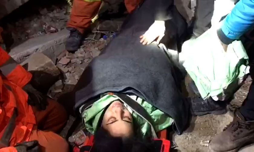 Cô Fatma Demir - một trong 2 người phụ nữ vừa được giải cứu sau 62 giờ bị kẹt dưới đống đổ nát.