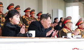 Con gái ông Kim Jong-un ngồi cạnh cha.