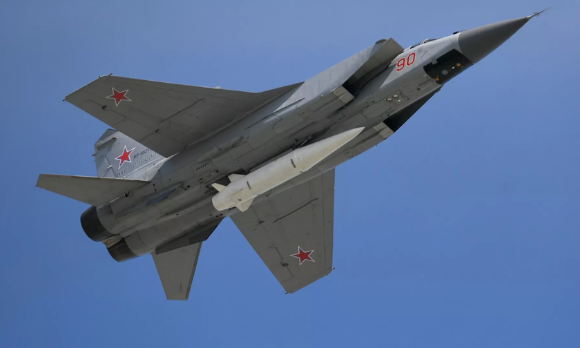 Máy bay mang tên lửa Kinzhal của Nga.