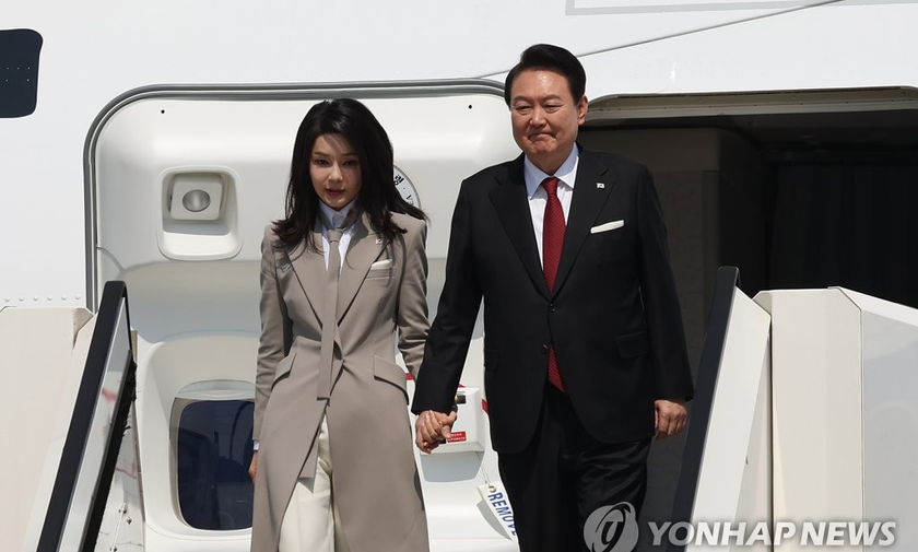 Tổng thống Hàn Quốc Yoon Suk Yeol (phải) và Đệ nhất phu nhân Kim Keon Hee tại sân bay Haneda ở Tokyo, Nhật Bản ngày 16/3.