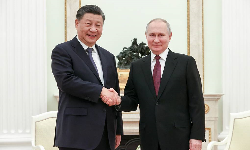 Tổng thống Nga Putin (bên phải) và Chủ tịch Trung Quốc Tập Cận Bình.