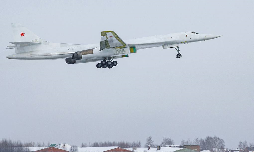 Máy bay ném bom mang tên lửa chiến lược Tu-160M của Nga.