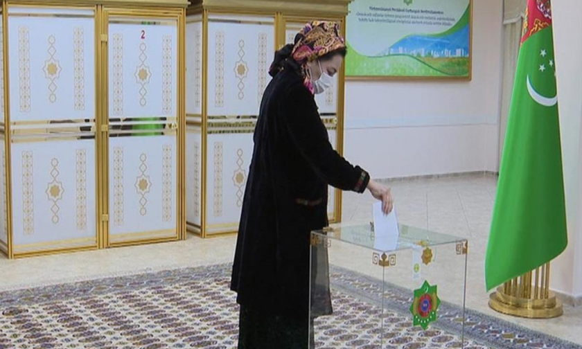 Người dân Turkmenistan đi bỏ phiếu ngày 26/3.