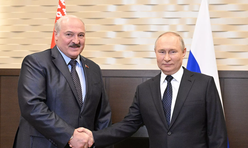 Tổng thống Nga Putin (bên phải) và người đồng cấp Belarus Lukashenko.