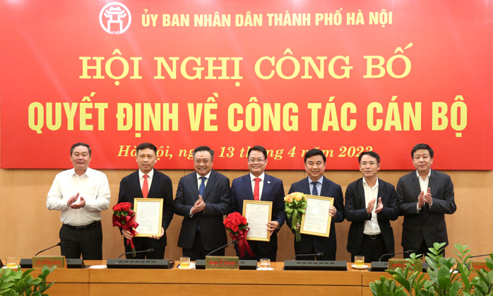 Các Lãnh đạo UBND TP Hà Nội trao Quyết định và tặng hoa cho các cán bộ được bổ nhiệm.