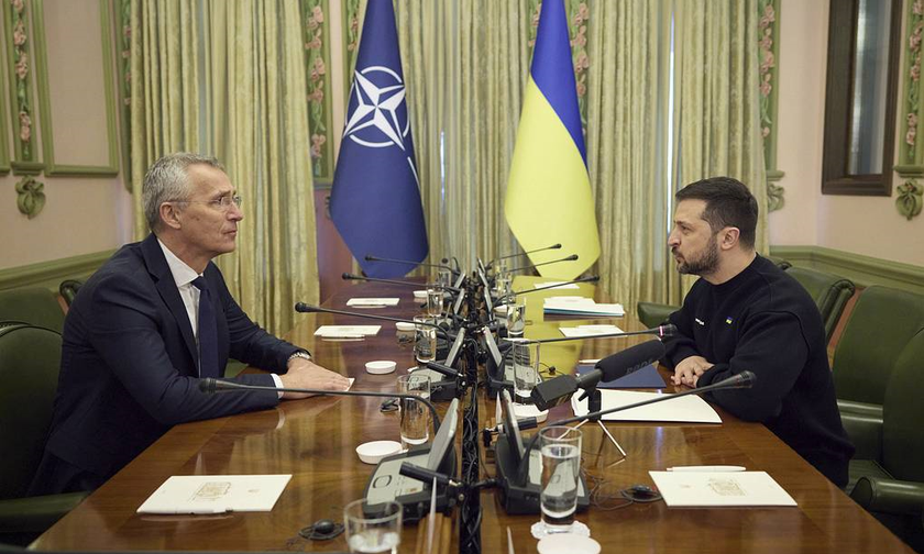 Tổng thống Ukraine Vladimir Zelensky (bên phải) và Tổng thư ký NATO Jens Stoltenberg. 