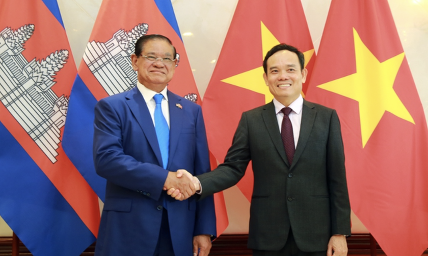 Phó Thủ tướng Chính phủ Trần Lưu Quang và Phó Thủ tướng, Bộ trưởng Bộ Nội vụ Samdech Krolahom Sar Kheng.