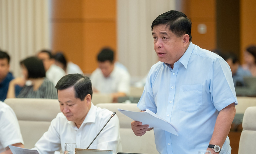 Bộ trưởng Bộ Kế hoạch và Đầu tư Nguyễn Chí Dũng trình bày báo cáo tại phiên họp.