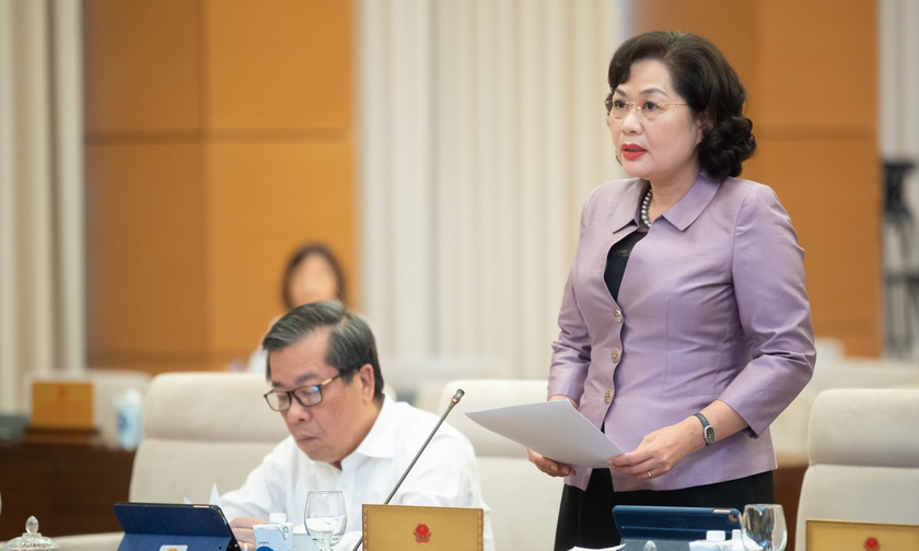Thống đốc Ngân hàng Nhà nước Việt Nam Nguyễn Thị Hồng trình bày Tờ trình.