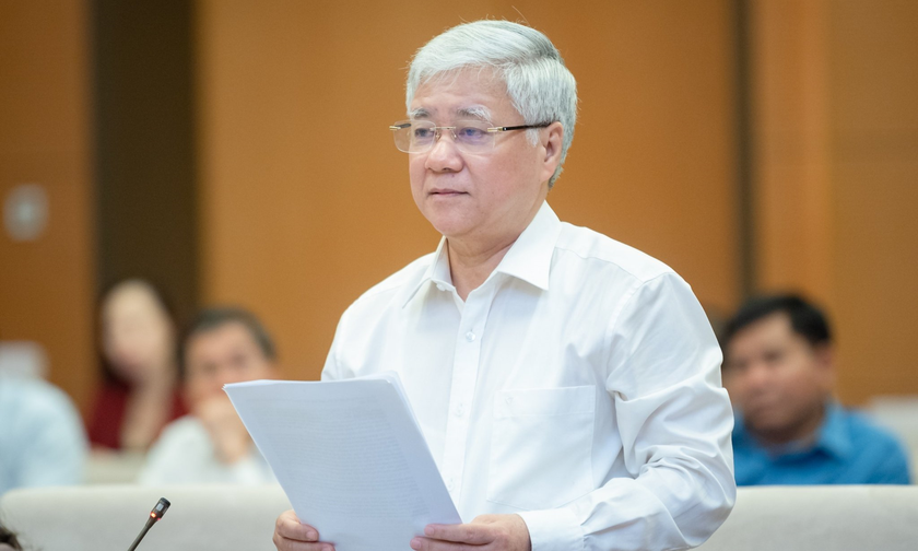 Chủ tịch Ủy ban Trung ương MTTQ Việt Nam Đỗ Văn Chiến trình bày dự thảo Báo cáo tại phiên họp.