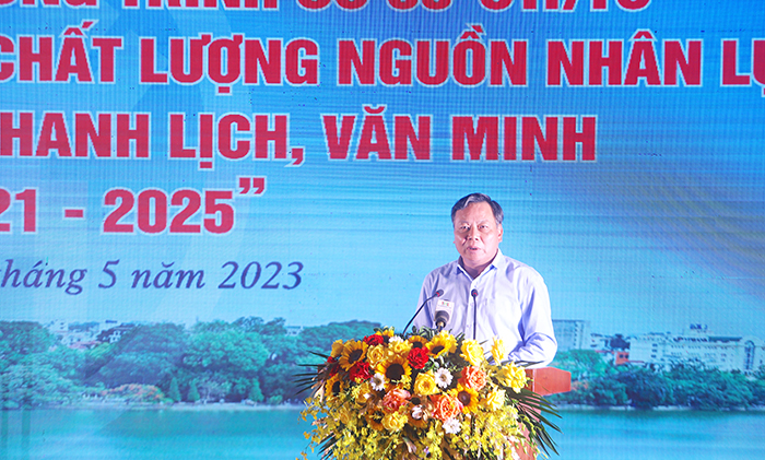 Phó Bí thư Thành ủy Hà Nội Nguyễn Văn Phong phát biểu tại Hội nghị.