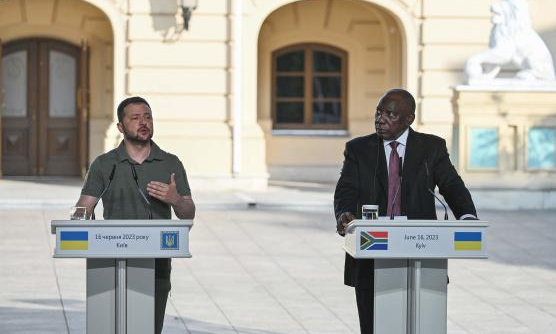 Tổng thống Ukraine Zelensky (bên trái) phát biểu tại họp báo.