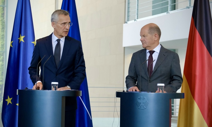 Tổng thư ký NATO Stoltenberg và Thủ tướng Đức Scholz.