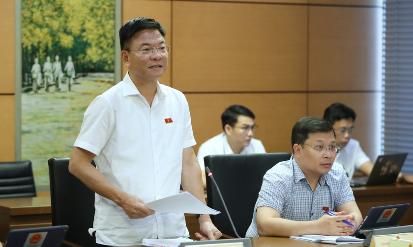 Bộ trưởng Bộ Tư pháp Lê Thành Long phát biểu tại phiên họp. Ảnh: Như Ý
