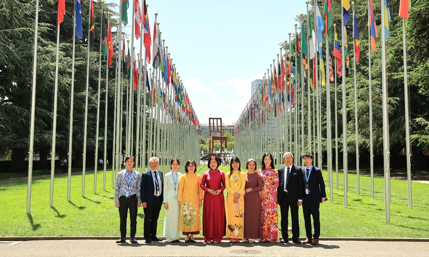 Đại sứ Lê Thị Tuyết Mai (thứ 5 từ trái sang) và một số cán bộ Phái đoàn Việt Nam tại Geneva nhân dịp kỷ niệm Ngày quốc tế Phụ nữ trong Ngoại giao 24/6/2023. Ảnh: Trương Anh Tuấn, PV TTXVN tại Geneva.