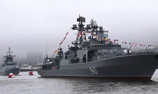 Một tàu khu trục và tàu hộ tống của Nga ở thành phố cảng Vladivostok năm 2022.