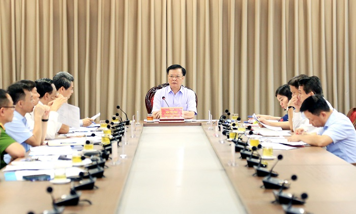 Bí thư Thành ủy Hà Nội Đinh Tiến Dũng chủ trì cuộc họp.