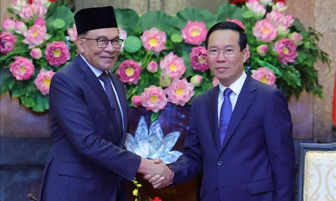 Chủ tịch nước Võ Văn Thưởng tiếp Thủ tướng Malaysia Anwar Ibrahim. Ảnh: TTXVN.
