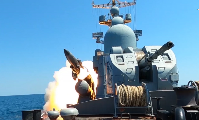 Tàu chiến Nga tham gia tập trận.