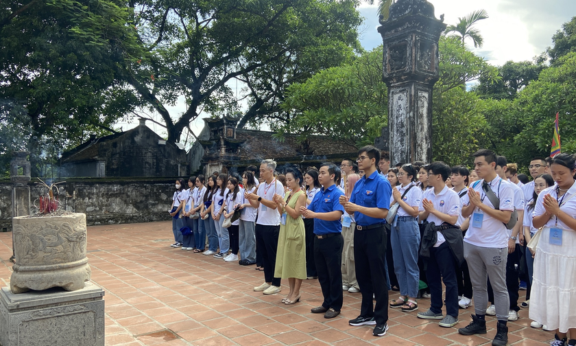 Các thanh niên, sinh viên kiều bào kính cẩn dâng hương tại cố đô Hoa Lư, Ninh Bình.