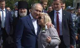 Tổng thống Nga Vladimir Putin vui vẻ trò chuyện và chụp ảnh với người đi đường.