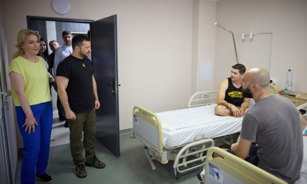 Tổng thống Ukraine Volodymyr Zelensky đến thăm các binh sỹ tại bệnh viện.