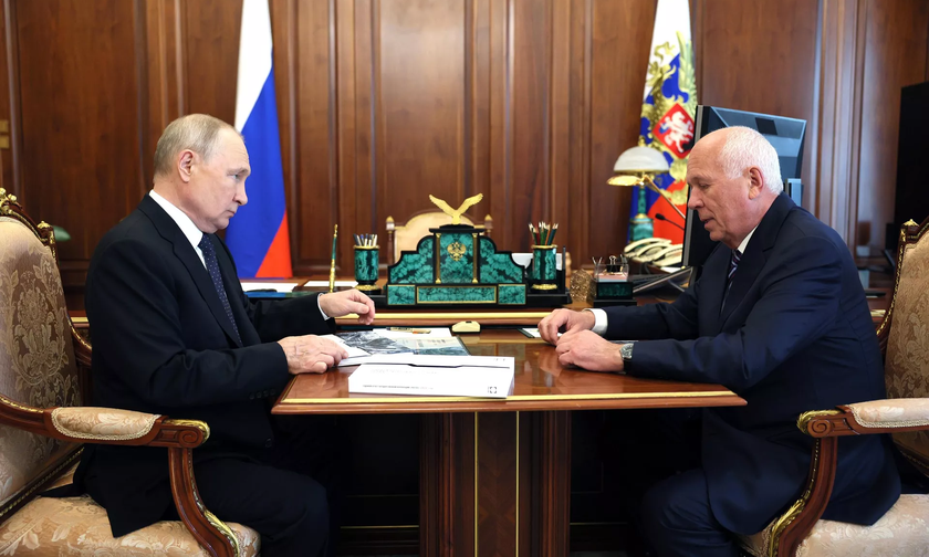 Tổng thống Nga Vladimir Putin tại cuộc gặp với người đứng đầu Tập đoàn Rosteс Sergei Chemezov.