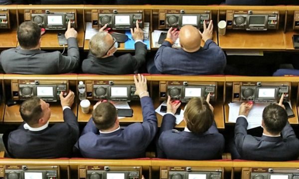 Ảnh minh họa các nghị sỹ Ukraine bấm nút thông qua một dự thảo luật.