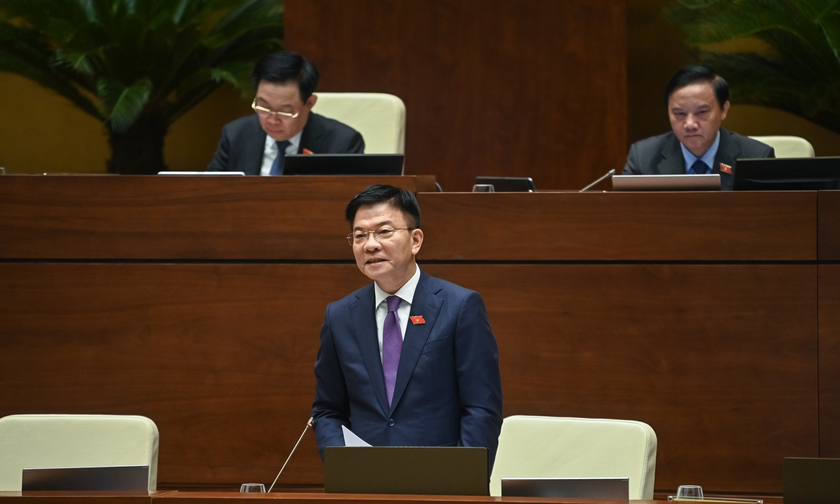 Bộ trưởng Bộ Tư pháp Lê Thành Long trả lời tại phiên chất vấn.