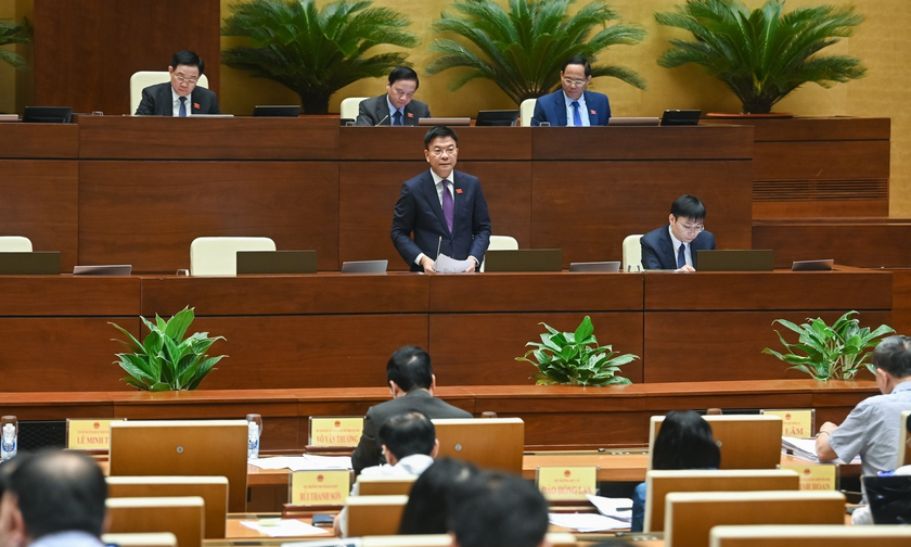 Bộ trưởng Bộ Tư pháp Lê Thành Long trả lời chất vấn tại phiên họp.