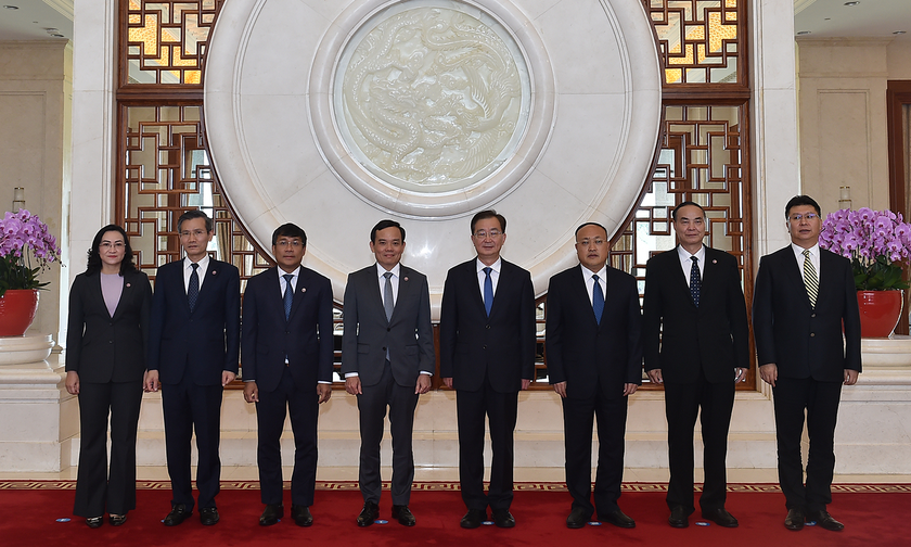 Phó Thủ tướng Trần Lưu Quang và Bí thư Tỉnh ủy Vân Nam Vương Ninh chụp ảnh lưu niệm cùng các đại biểu.