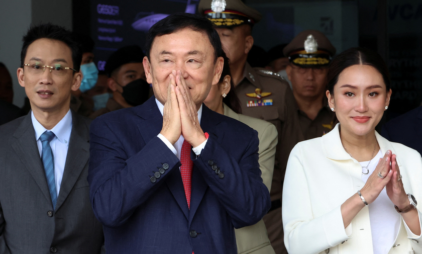 Ông Thaksin và các con tại sân bay sáng 22/8.