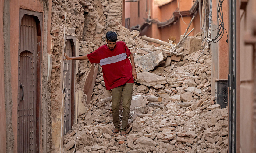 Một người dân đi qua đống đổ nát do động đất ở thành phố Marrakech, Morocco.