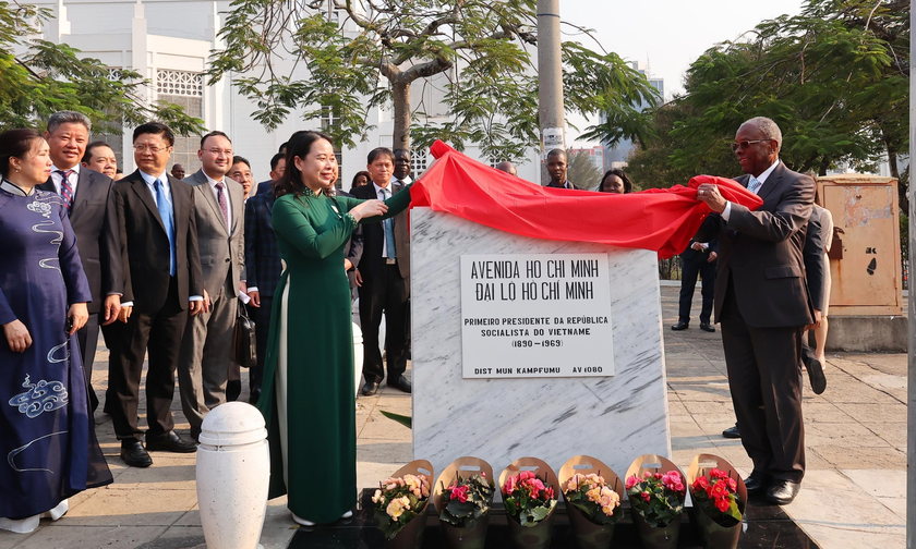 Phó Chủ tịch nước Võ Thị Ánh Xuân và Chủ tịch Hội đồng TP Maputo cùng dự lễ khai trương biển tên mới và dâng họa tại Đại lộ Hồ Chí Minh. 