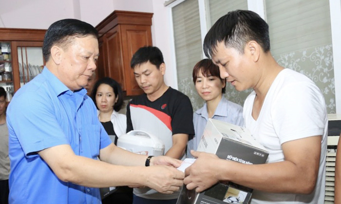 Bí thư Thành ủy Hà Nội Đinh Tiến Dũng trao quà hỗ trợ các nạn nhân vụ cháy.
