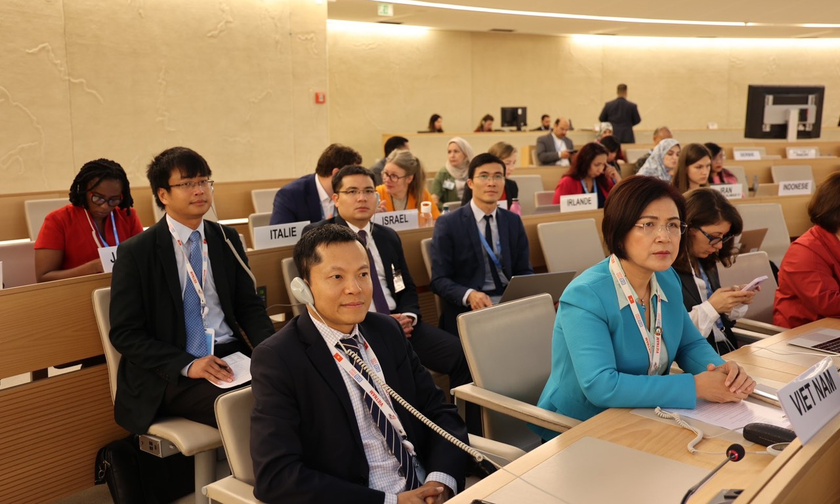Đại sứ Lê Thị Tuyết Mai và Đoàn Việt Nam tại phiên thảo luận chung về Báo cáo cập nhật của Cao ủy Nhân quyền về tình hình nhân quyền trên toàn thế giới, ngày 13/9/2023. Ảnh: PV TTXVN tại Geneva.