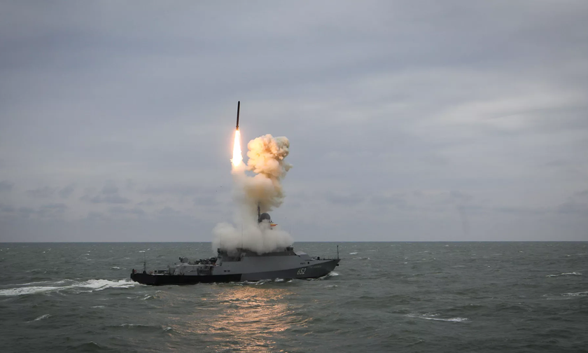 Tàu chiến Nga bắn tên lửa trên biển.