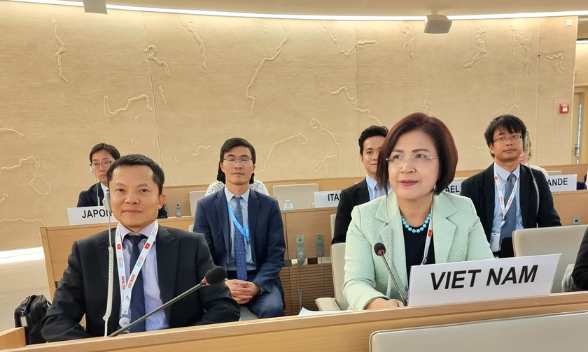 Đại sứ Lê Thị Tuyết Mai cùng các thành viên Đoàn đại biểu Việt Nam tại Phiên thảo luận của Khóa họp 54 HĐNQ ngày 20/9. Ảnh: PV TTXVN tại Geneva