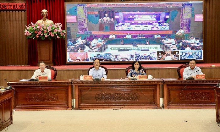 Các lãnh đạo TP Hà Nội chủ trì hội nghị.