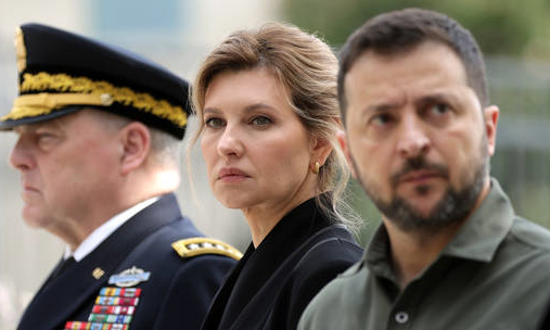 Đệ nhất phu nhân Ukraine Elena Zelenskaya và Tổng thống Volodymyr Zelensky (bên phải).