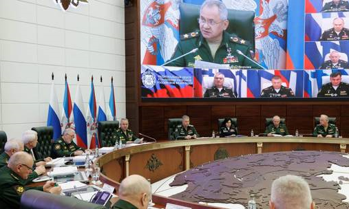 Đô đốc Viktor Sokolov (ngoài cùng bên trái, hàng dưới cùng) trên màn hình trong cuộc họp giao ban của Bộ Quốc phòng Nga.