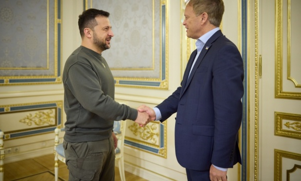Tổng thống Ukraine Volodymyr Zelensky gặp Bộ trưởng Quốc phòng Anh Grant Shapps.
