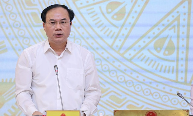 Thứ trưởng Bộ Xây dựng Nguyễn Văn Sinh trả lời tại họp báo.